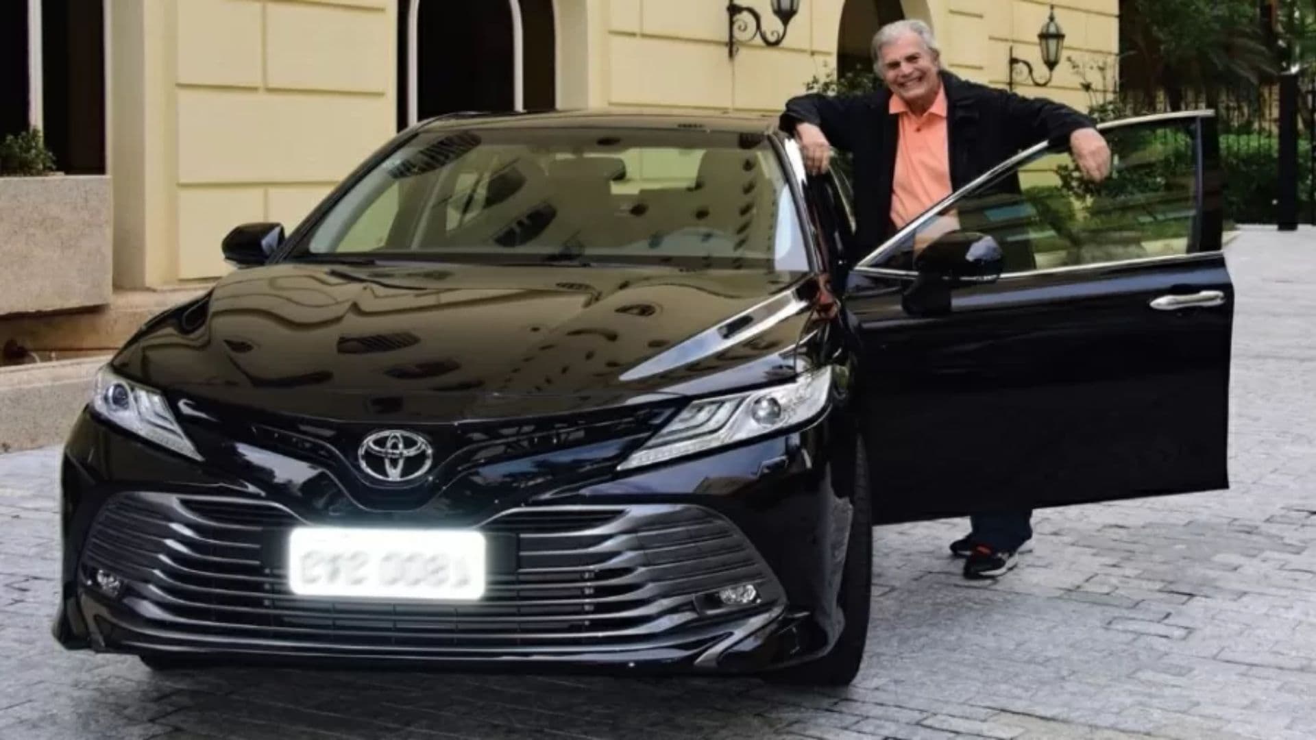 Ator Tarcísio Meira celebra 85 anos e revela coleção de 13 carros