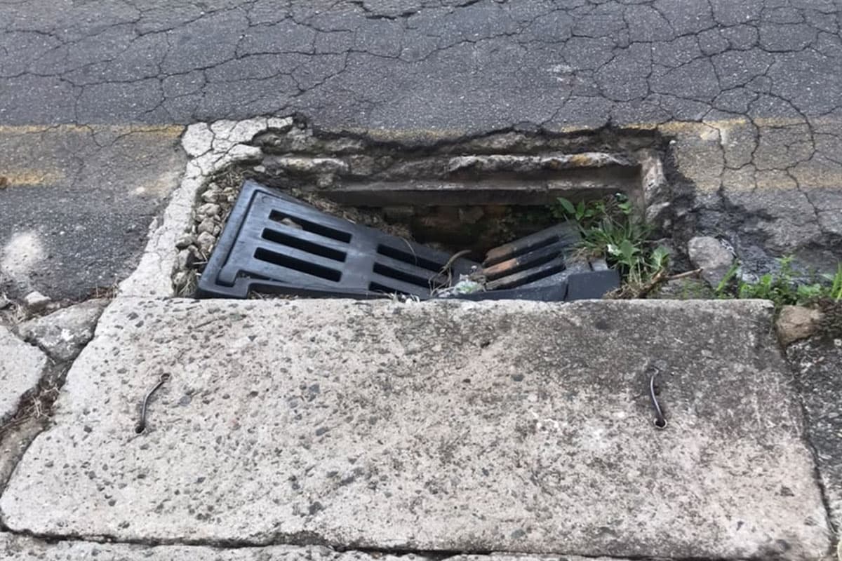Tampa de bueiro quebrada em frente a ponto de ônibus preocupa moradores de Juiz de Fora