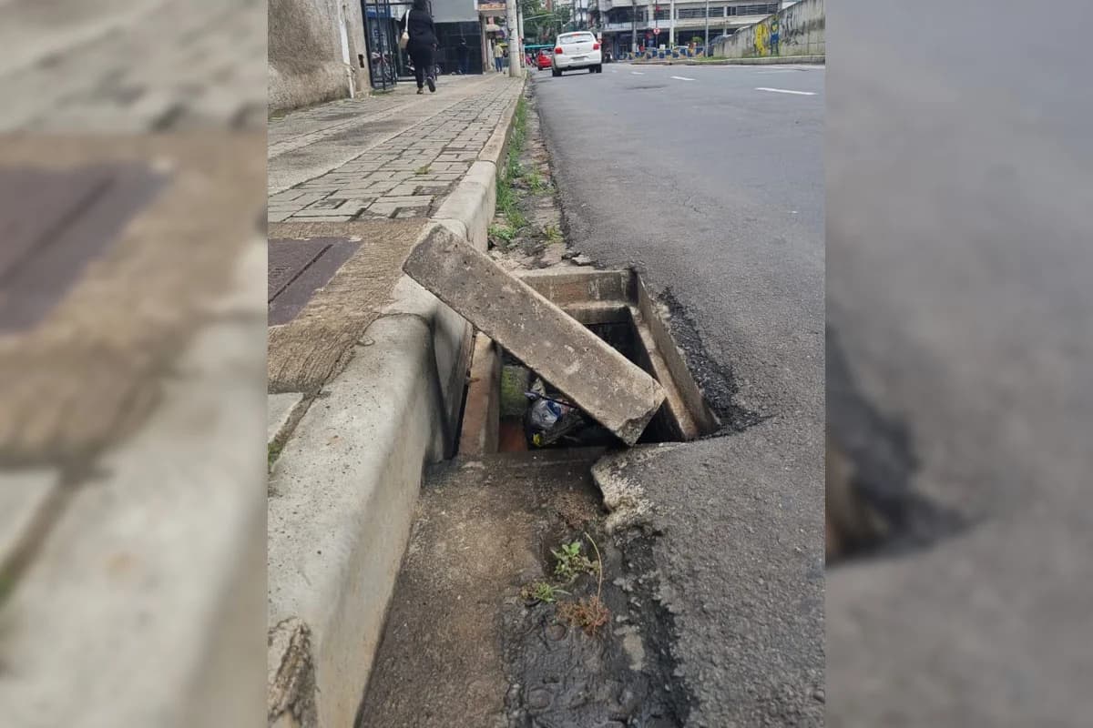 Bueiros danificados na Rua Benjamin Constant oferecem riscos no Centro de Juiz de Fora