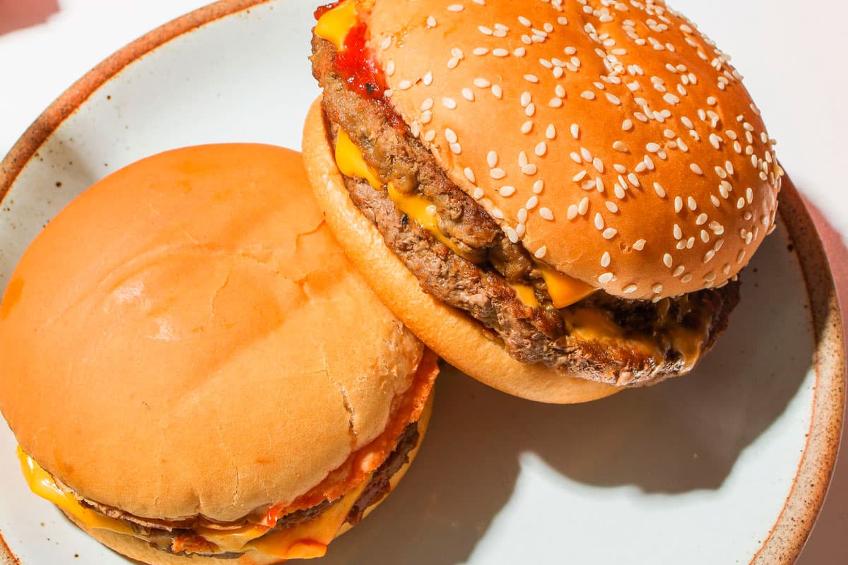 Empresa de fast food é condenada a indenizar funcionária por oferecer alimentação inadequada em Juiz de Fora