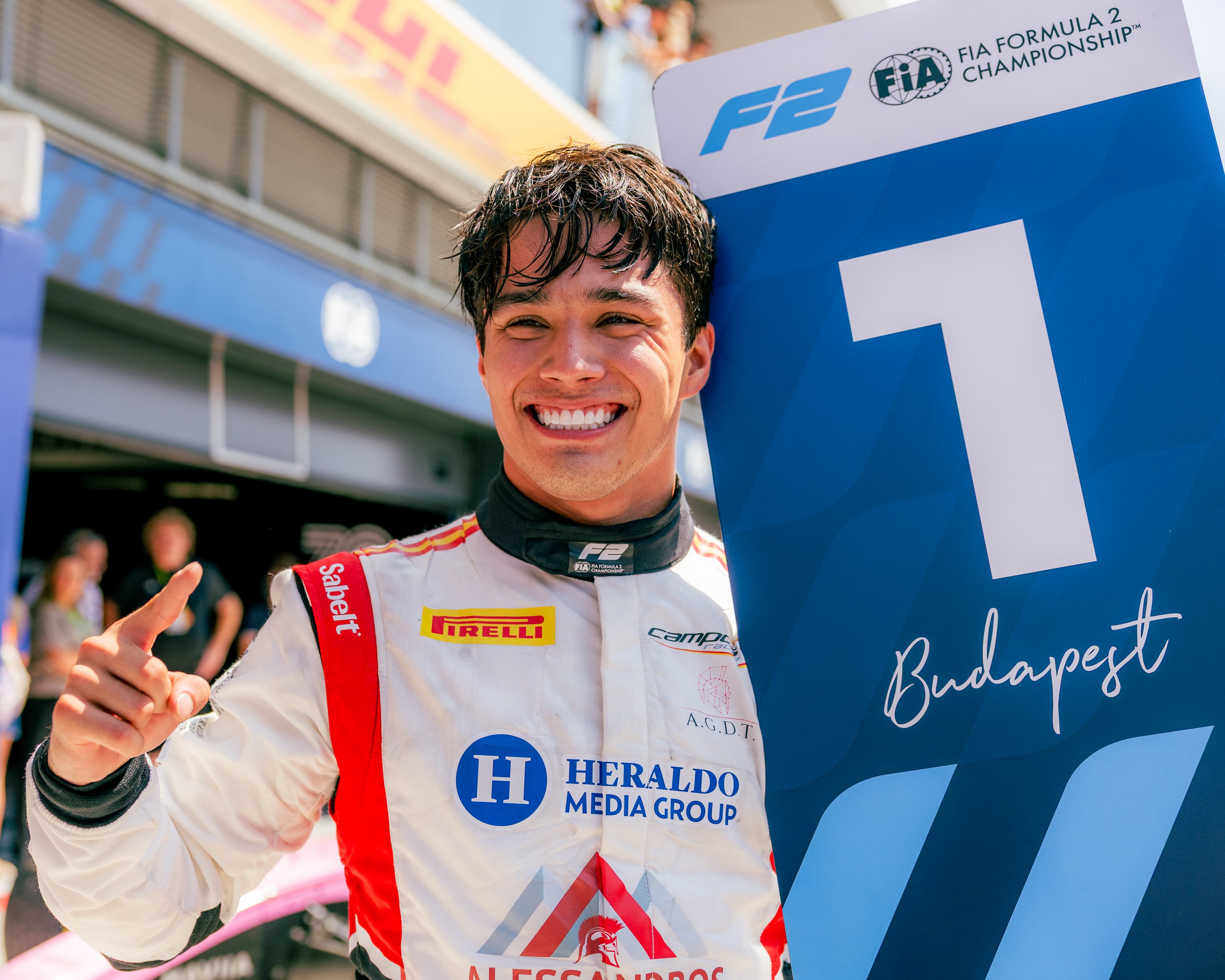 Noel León vence corrida da Fórmula 2 na Hungria com falha nos freios em voltas finais