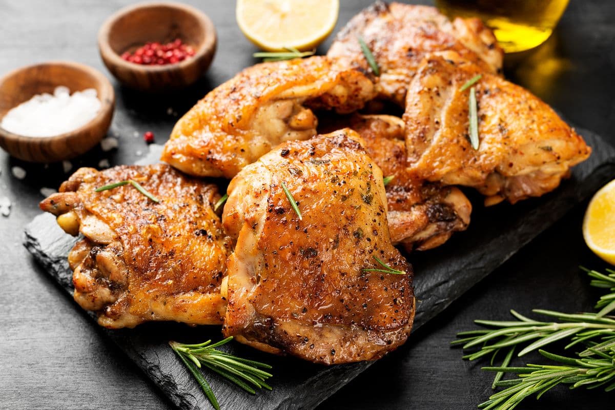 Mistura de sal e açúcar garante frango macio e pele crocante, diz chef