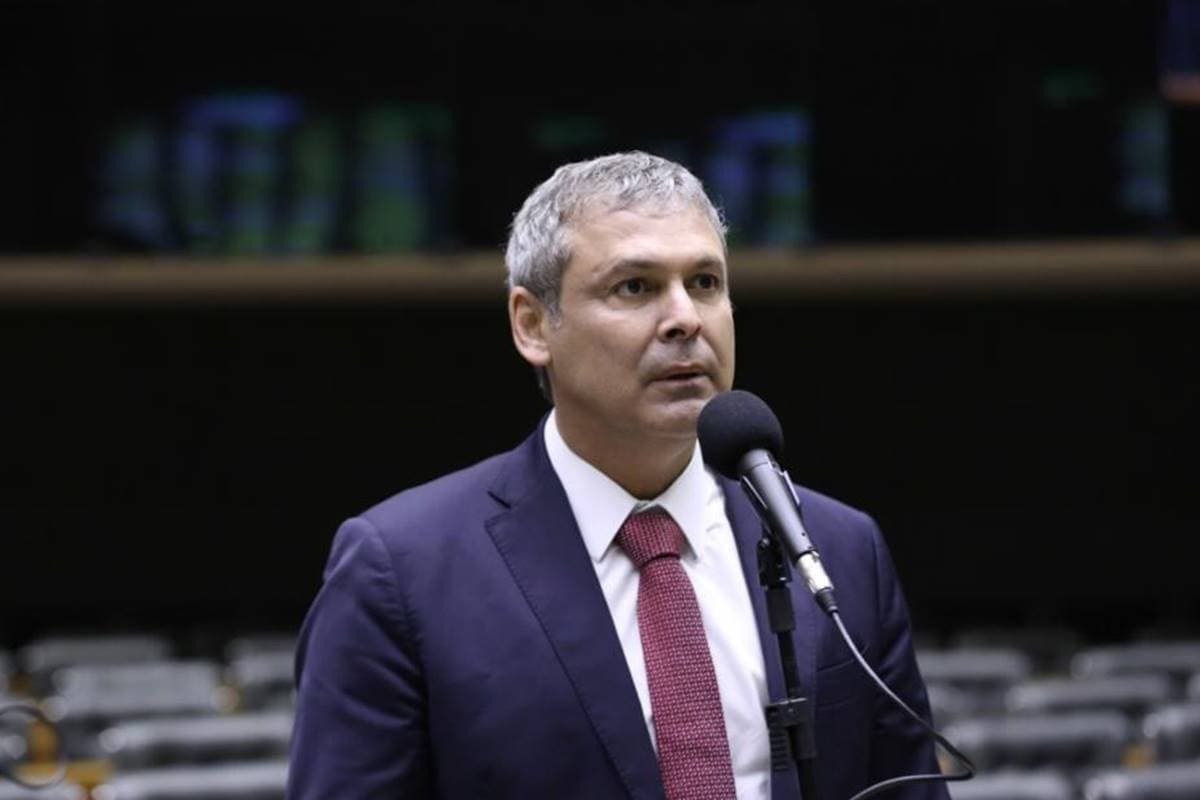 Lindbergh Farias acusa Flávio Bolsonaro de atuar por interesse eleitoral em audiência nos EUA