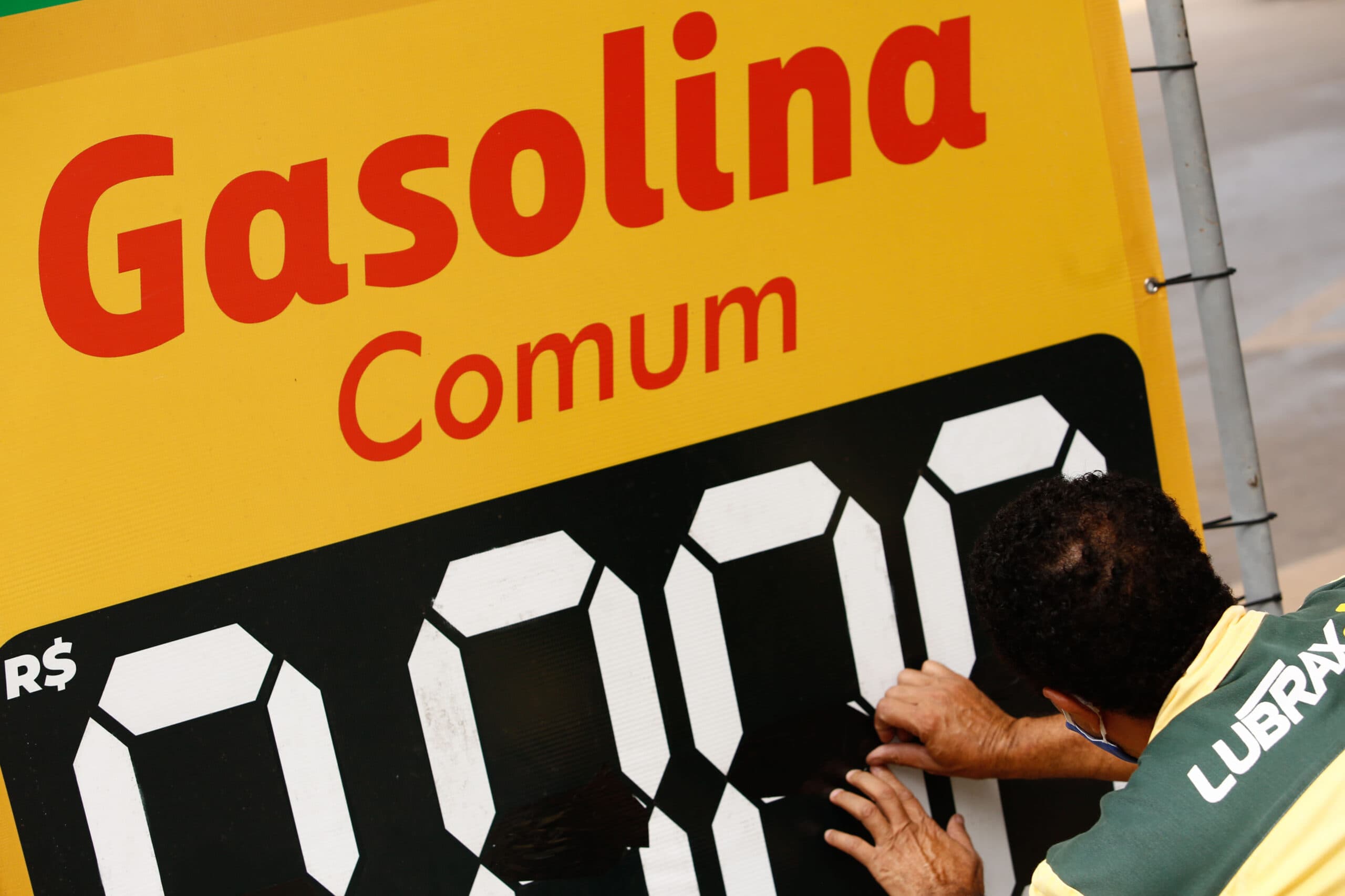 Ministério da Fazenda prorroga por 30 dias subsídio de R$ 0,44 por litro para a gasolina