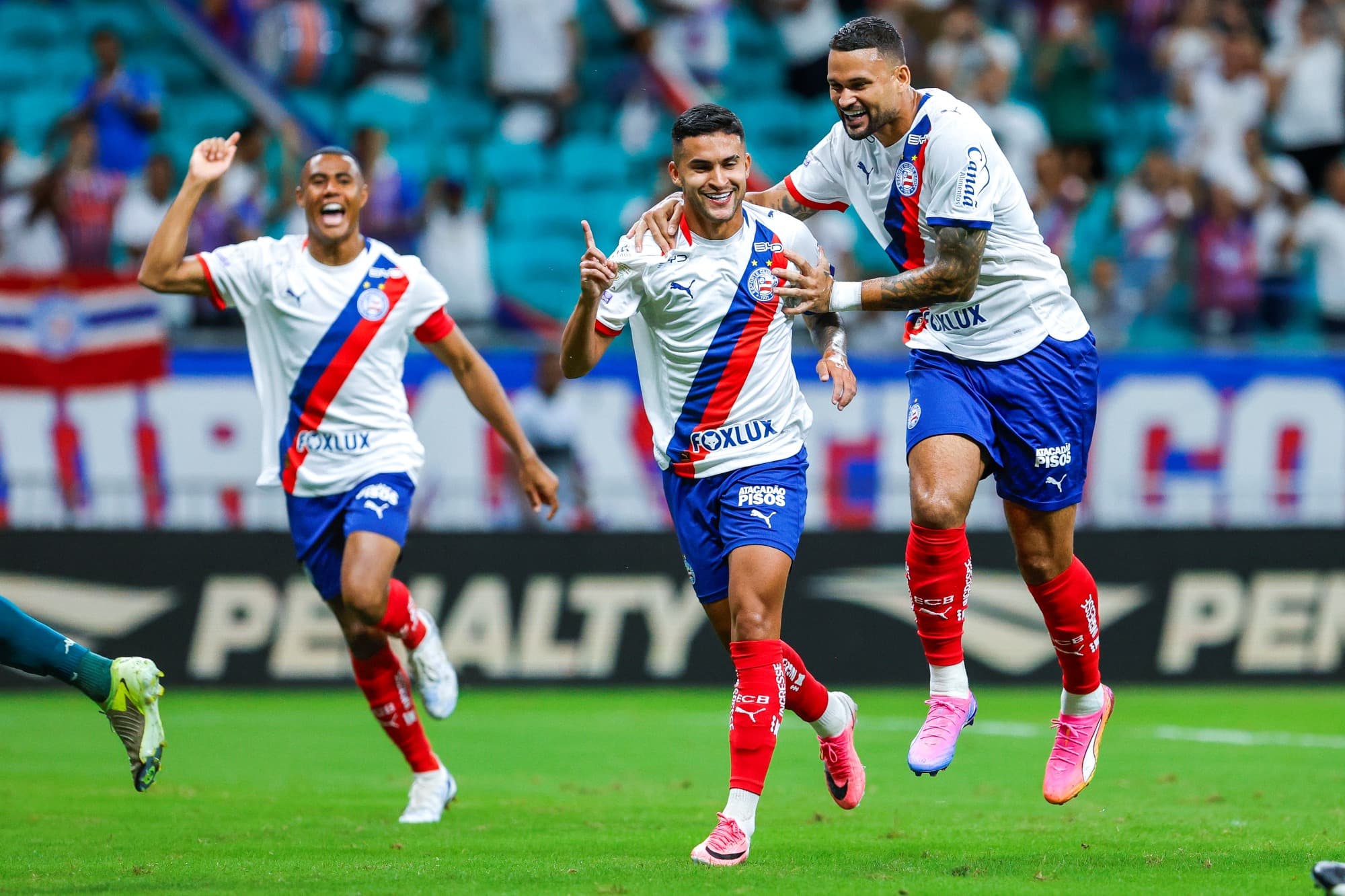 Bahia vence Chapecoense por 2 a 0 na Arena Fonte Nova e mantém 6ª posição no Brasileirão