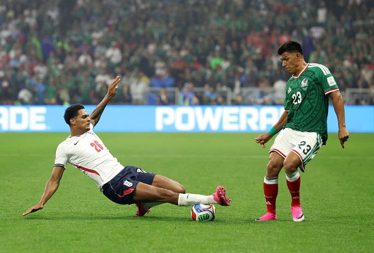 Zagueiro Quansah é suspenso por dois jogos após expulsão em partida contra o México