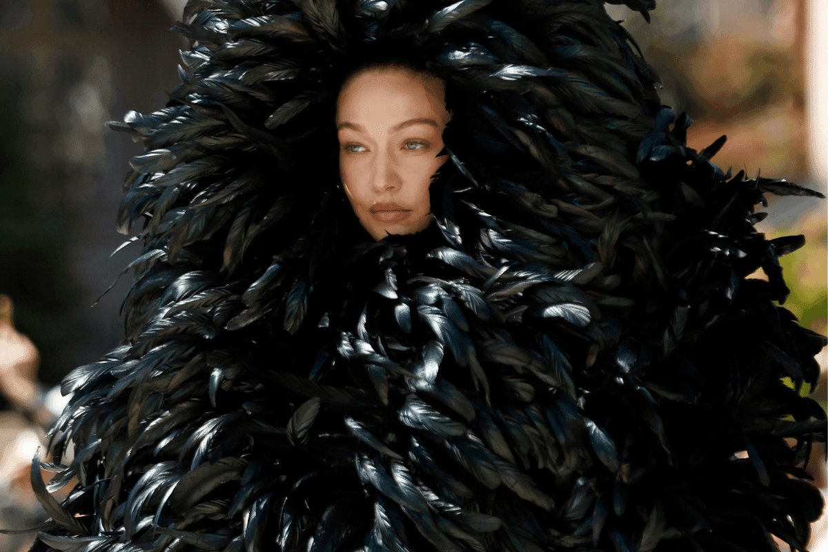 Pierpaolo Piccioli estreia na alta-costura da Balenciaga com foco em inovação têxtil e tradição