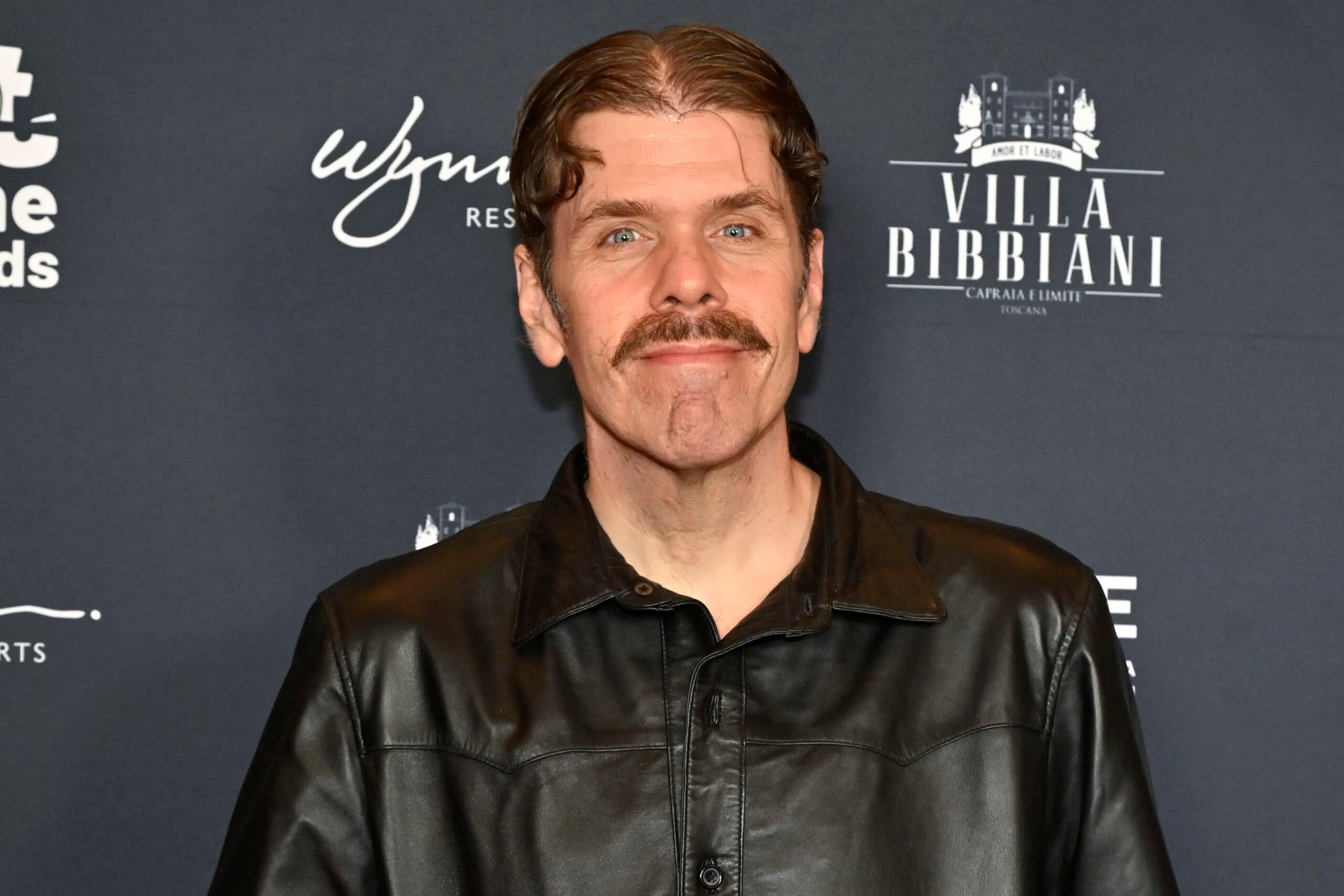 Influenciador Perez Hilton é levado ao hospital após cenas de automutilação em live