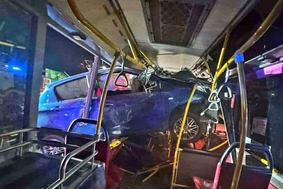 Carro é arremessado e atravessa ônibus em cidade da Austrália