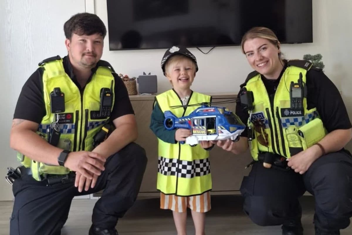 Menino de 3 anos aciona serviço de emergência e salva vida da mãe após desmaio na Inglaterra