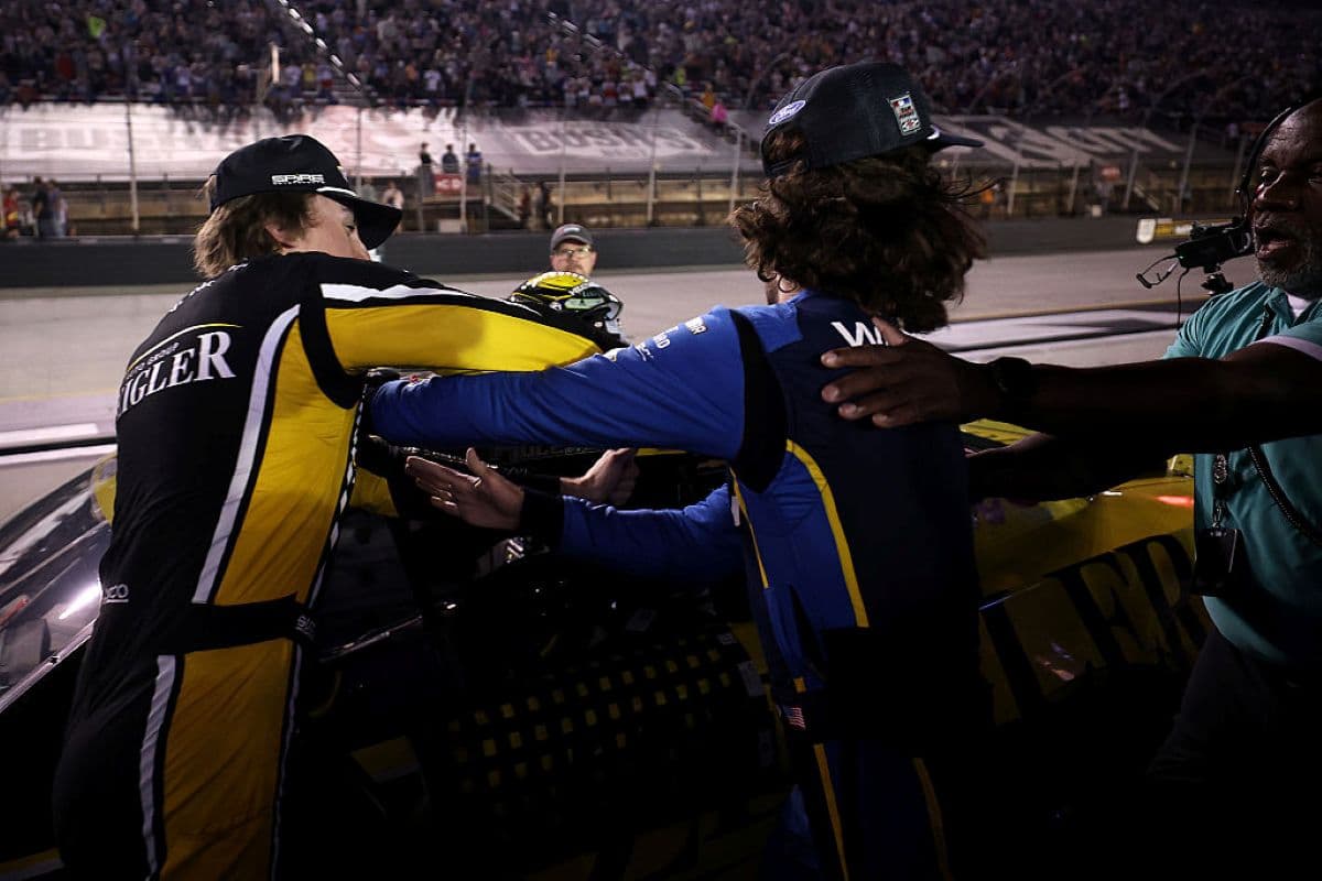 Pilotos Carson Hocevar e Ryan Blaney trocam socos após acidente na Nascar Cup Series