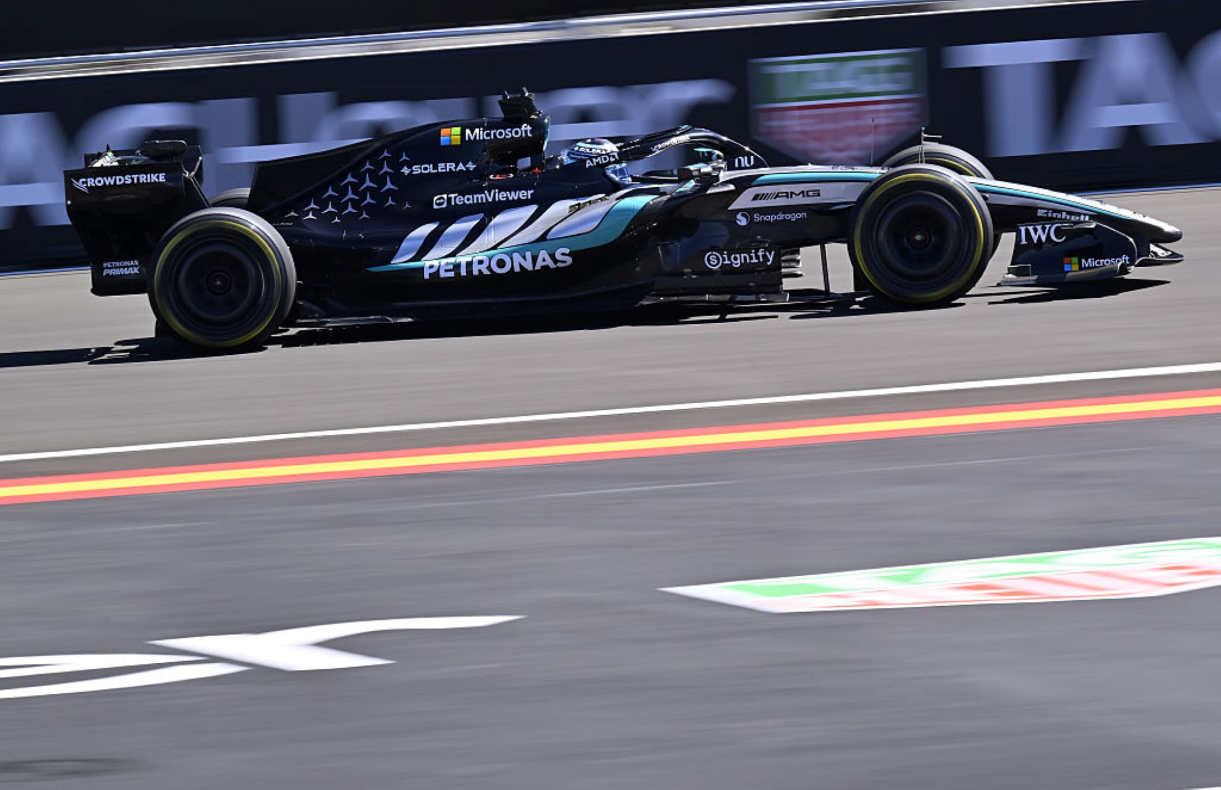 George Russel lidera primeiro treino livre do GP do Azerbaijão; Bortoleto é 10°