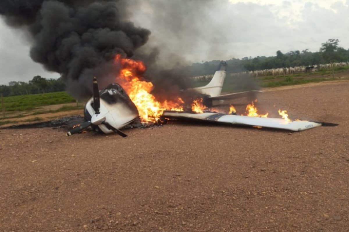 Piloto incendeia avião vindo da Bolívia após interceptação da Força Aérea Brasileira em Mato Grosso
