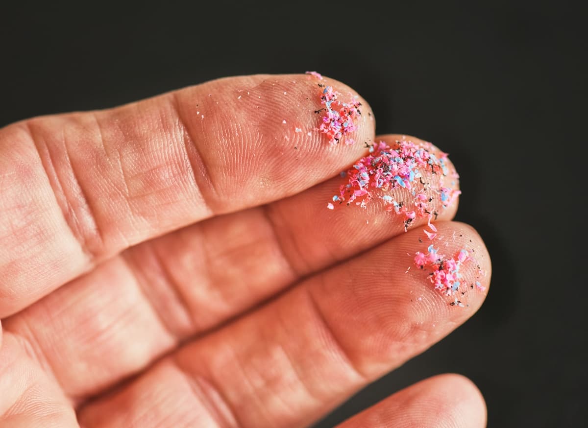 Preocupação com microplásticos impulsiona busca por tecidos naturais em vez de sintéticos