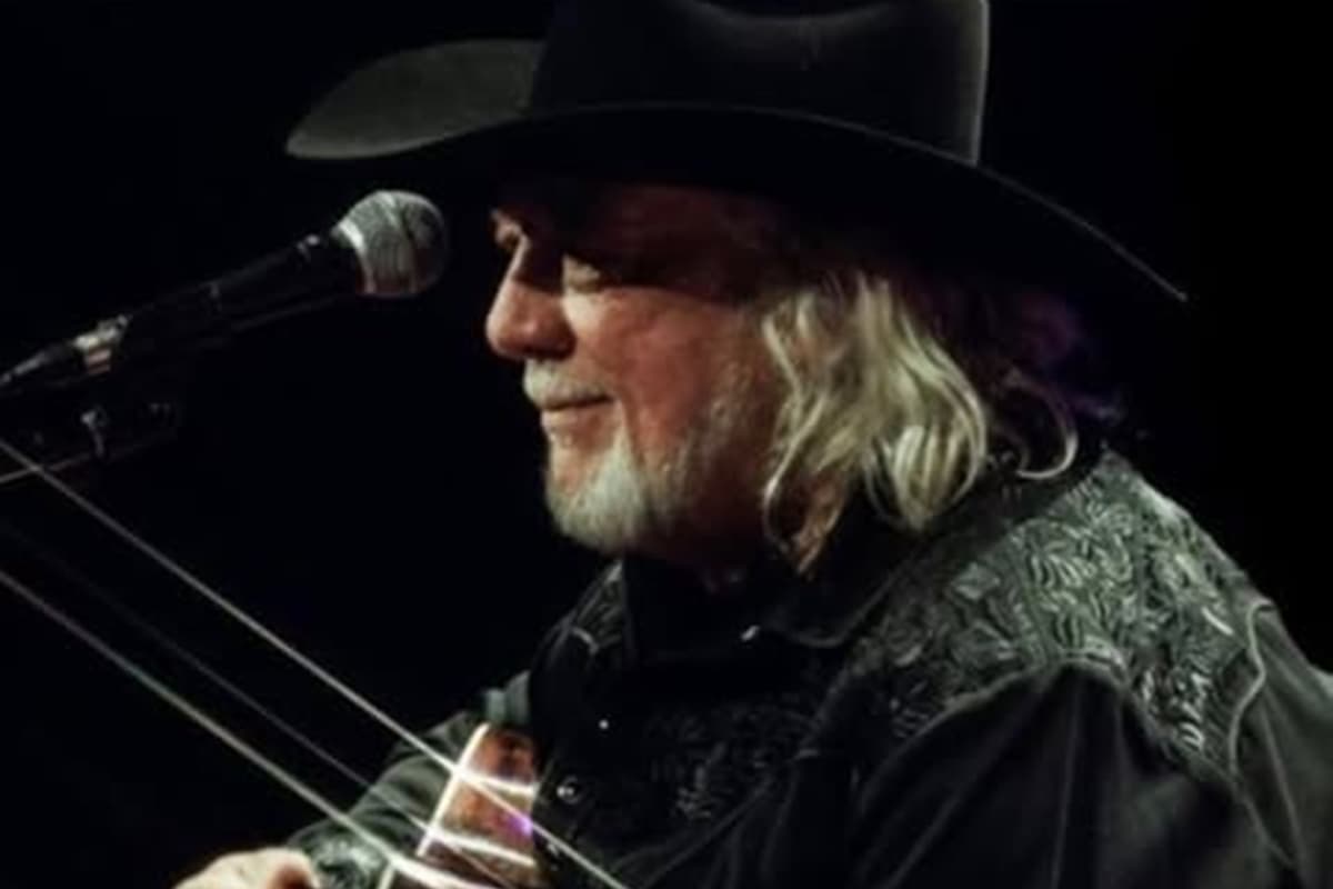 Morre o cantor country John Anderson aos 71 anos em sua residência