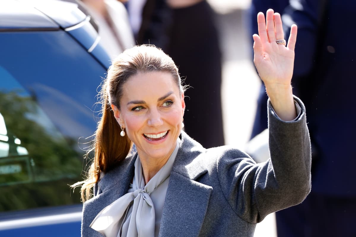 Kate Middleton revela que gosta de lavar louças em evento com idosas no Reino Unido