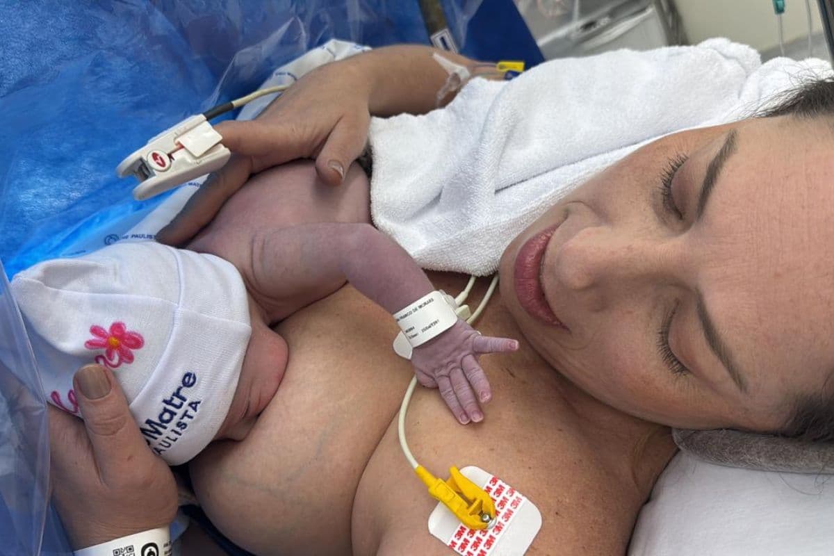 Nutricionista engravida aos 43 anos após tratamento de câncer de mama e amamenta bebê