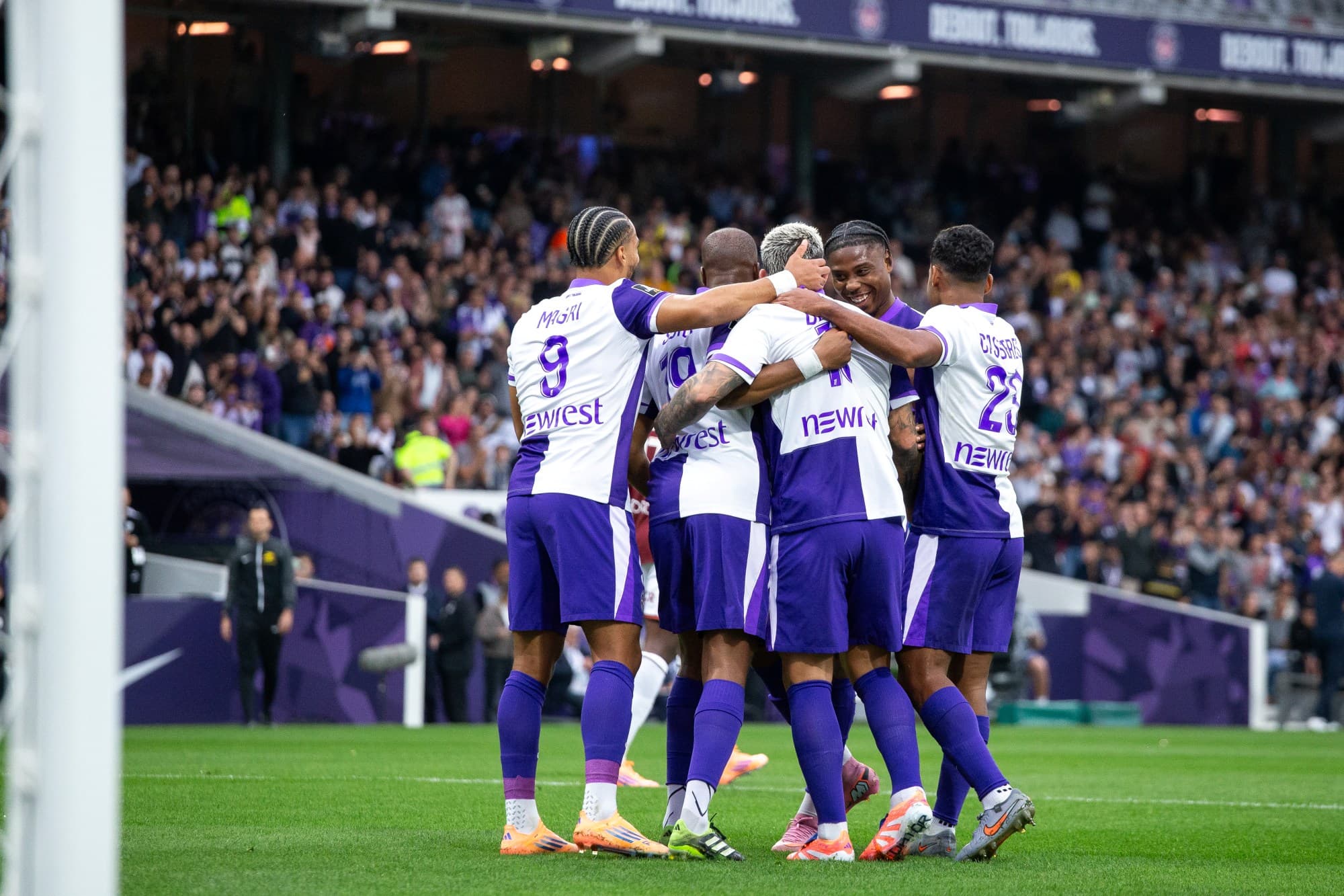 Protestos na França adiam jogo entre Toulouse e Troyes para este domingo (25)