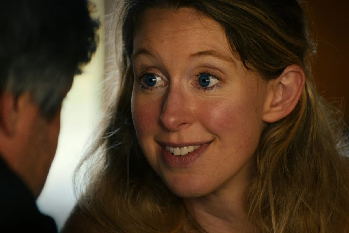 Documentário sobre Elizabeth Holmes ganha data de estreia nos cinemas brasileiros