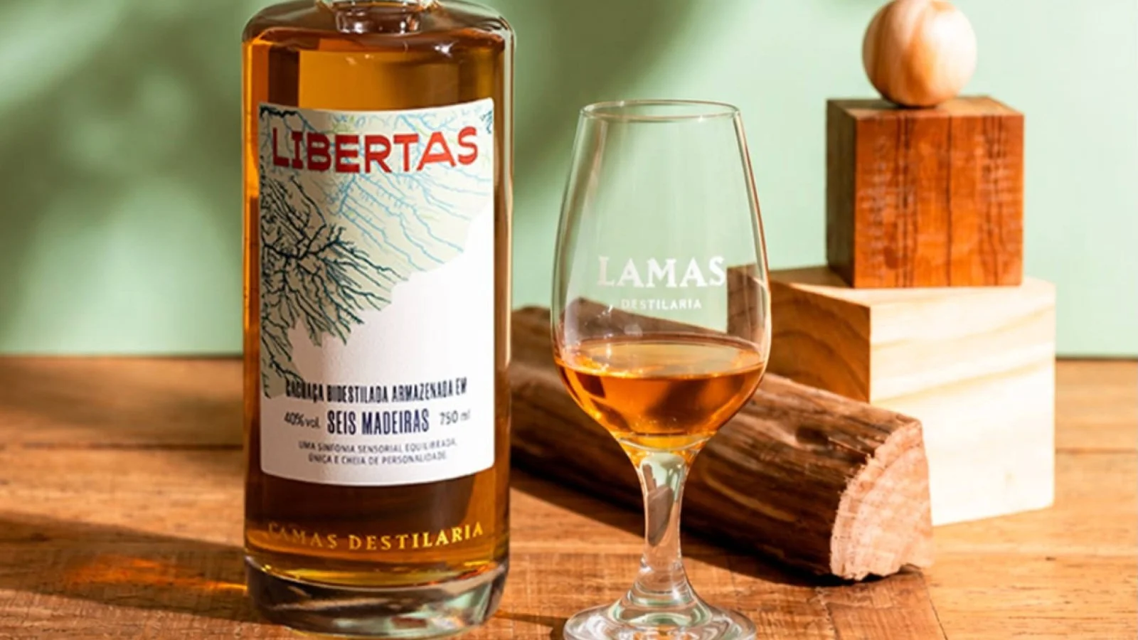 Destilaria mineira utiliza madeiras brasileiras para produzir seis tipos de cachaça