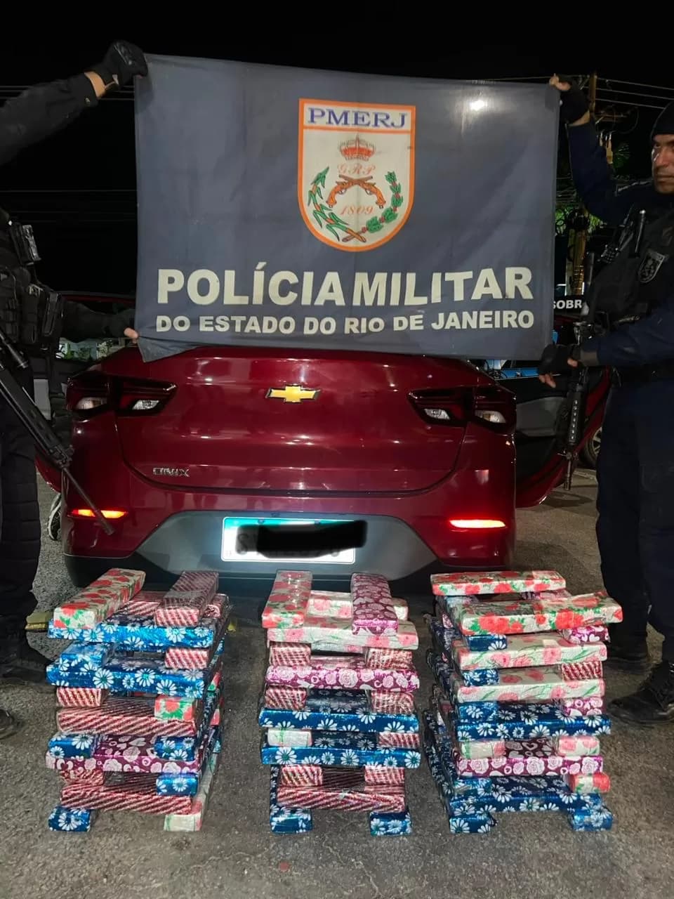 Homem é preso com 68 kg de maconha escondidos em fundo falso de carro em São Pedro da Aldeia