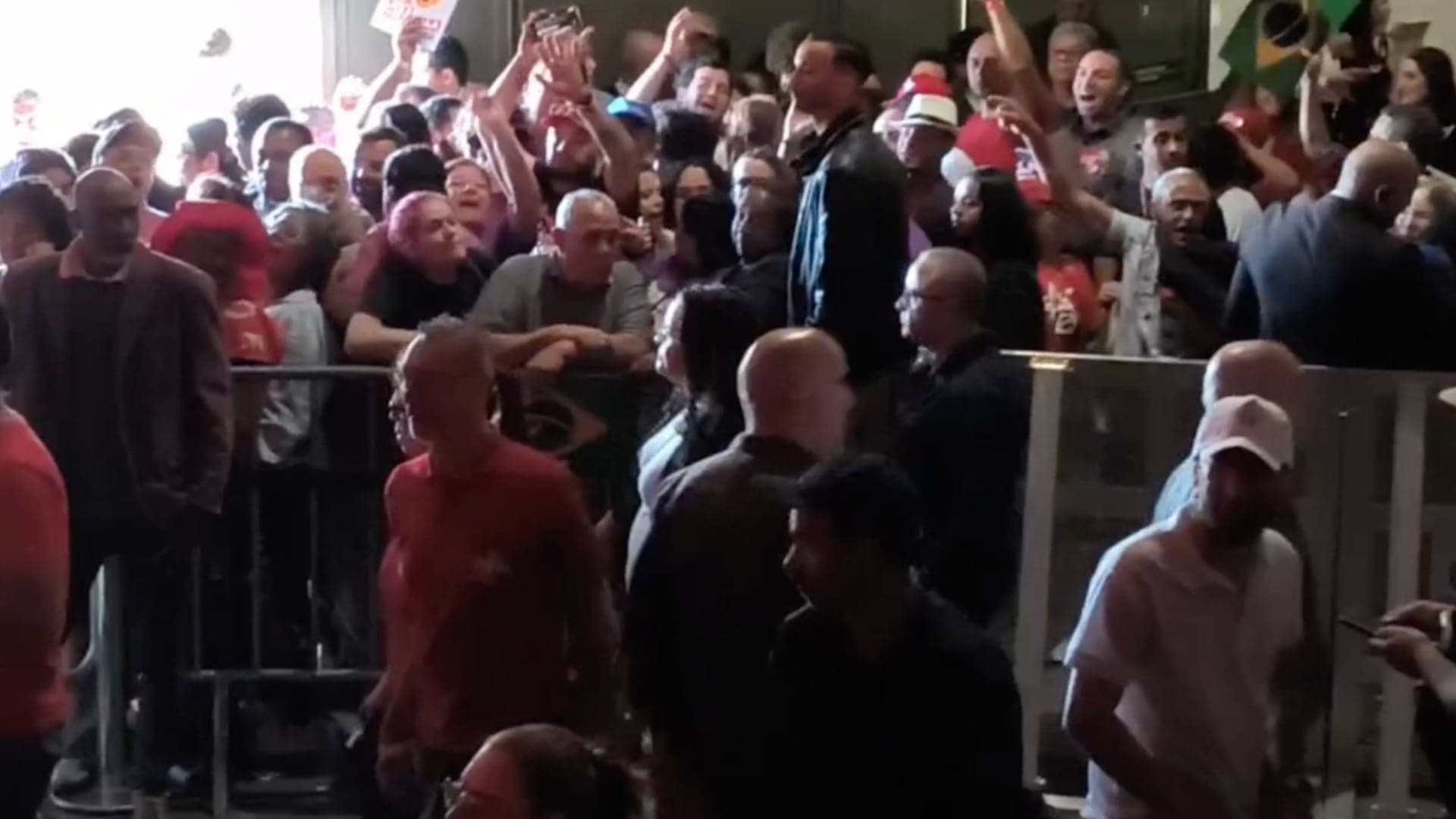 Militantes do PT pedem liberação de entrada em convenção nacional em São Paulo