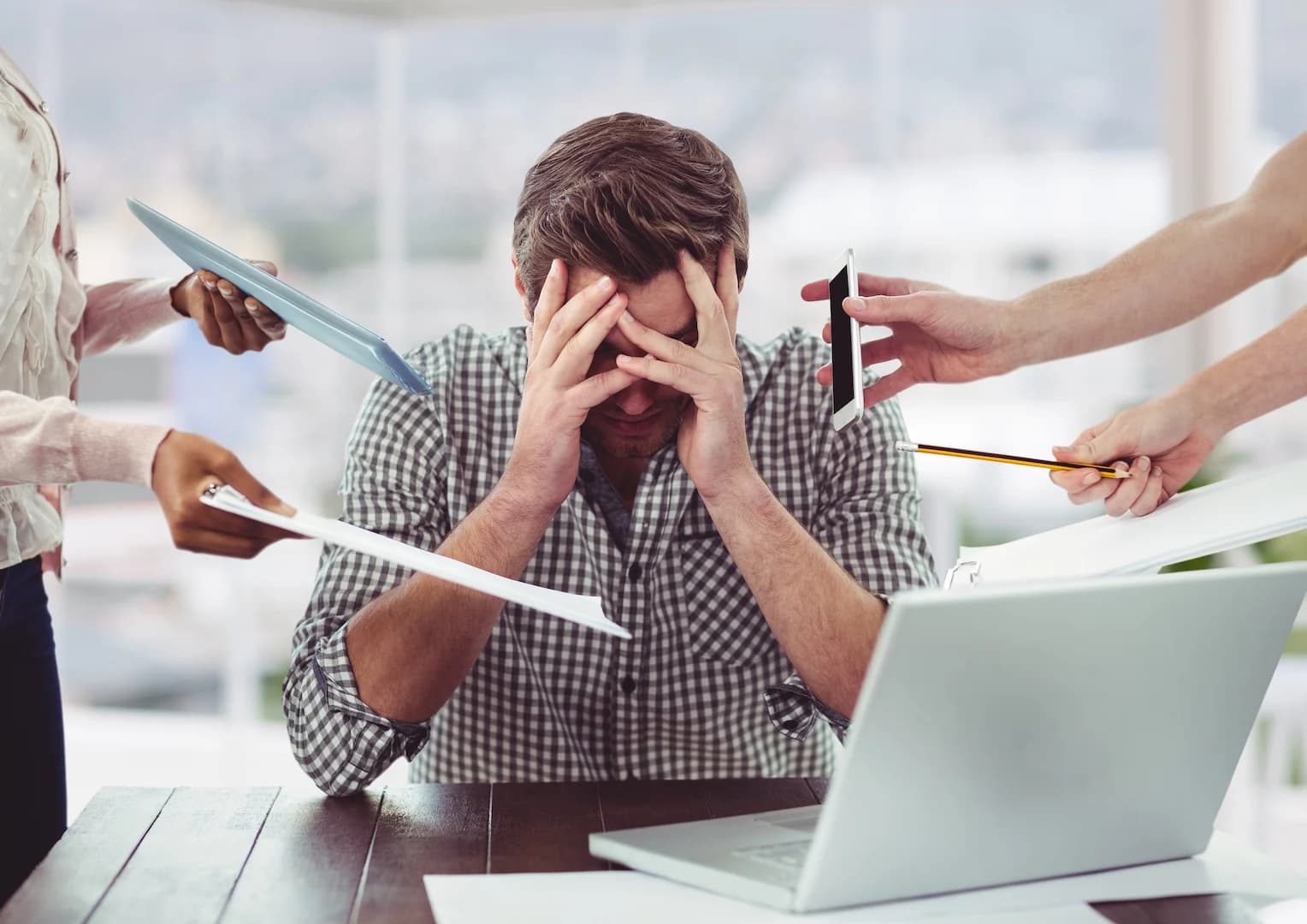 Escala 6x1 prejudica saúde mental de 67% dos trabalhadores brasileiros, aponta estudo
