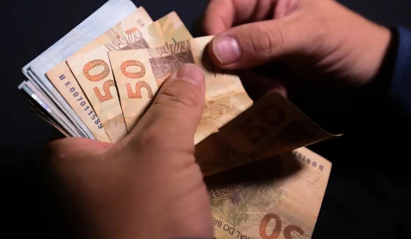 Especialistas recomendam poupar de 10% a 20% da renda para buscar independência financeira