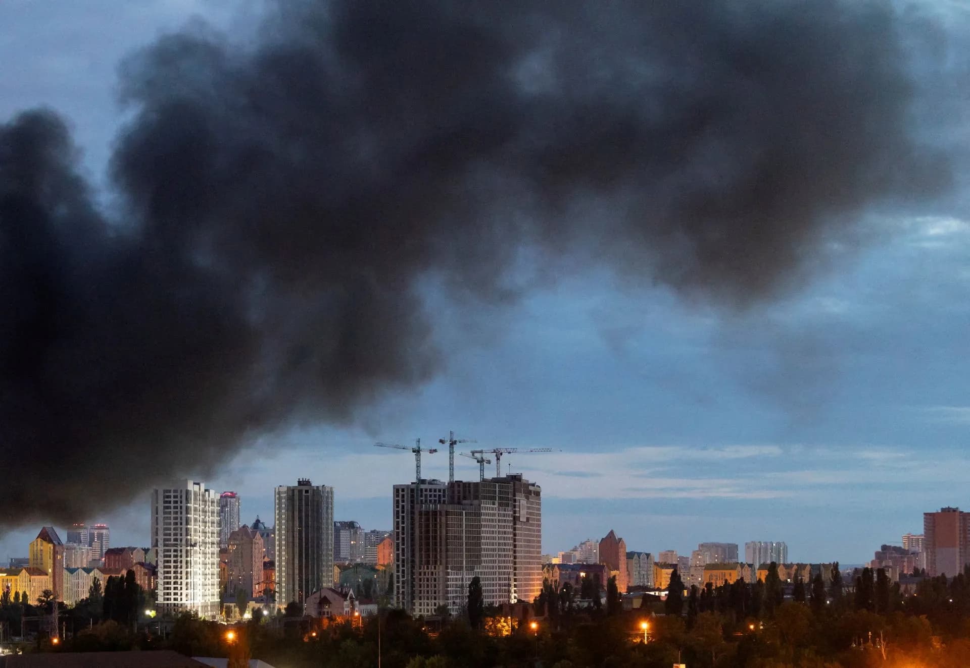 Ataques russos em Dnipro matam dois civis e atingem armazém de alimentos na Ucrânia