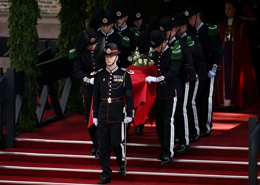 Multidão acompanha sepultamento do rei Harald V na Noruega nesta quarta-feira (9)