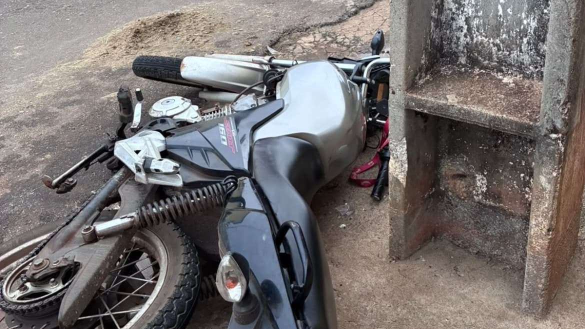Motociclista bate contra poste após tentar fugir da Polícia Militar em Boa Esperança