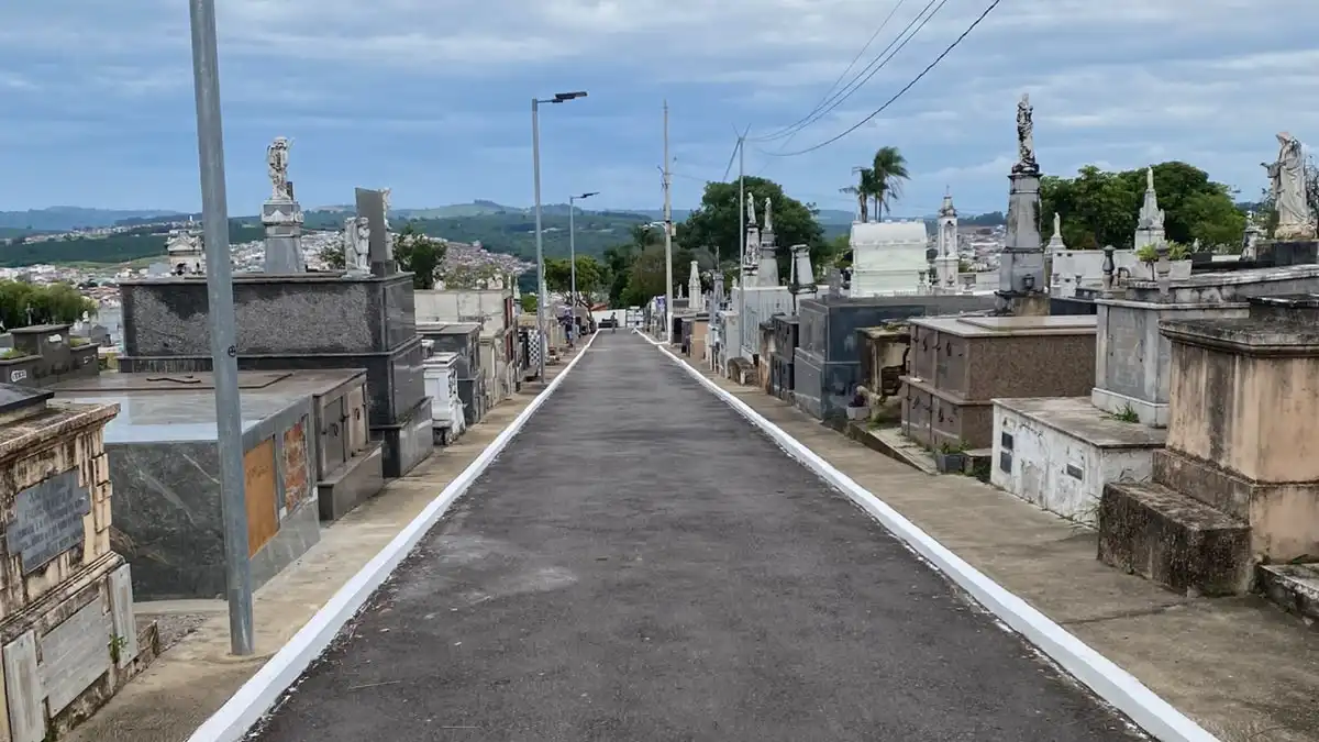 Cemitério Municipal de Varginha passa por limpeza em preparação para o Dia de Finados