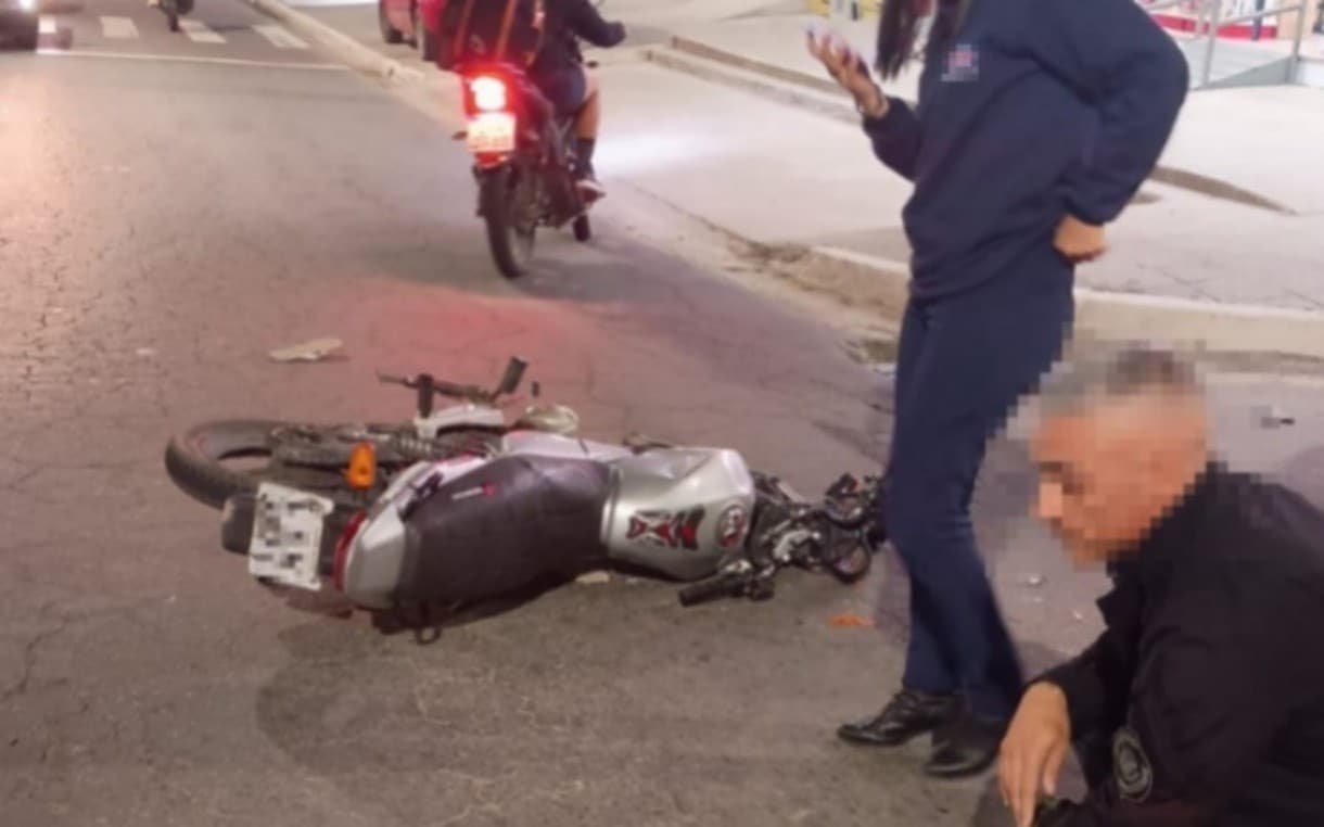Jovem de 18 anos fica ferido após colisão entre moto e carro em Pinheiral